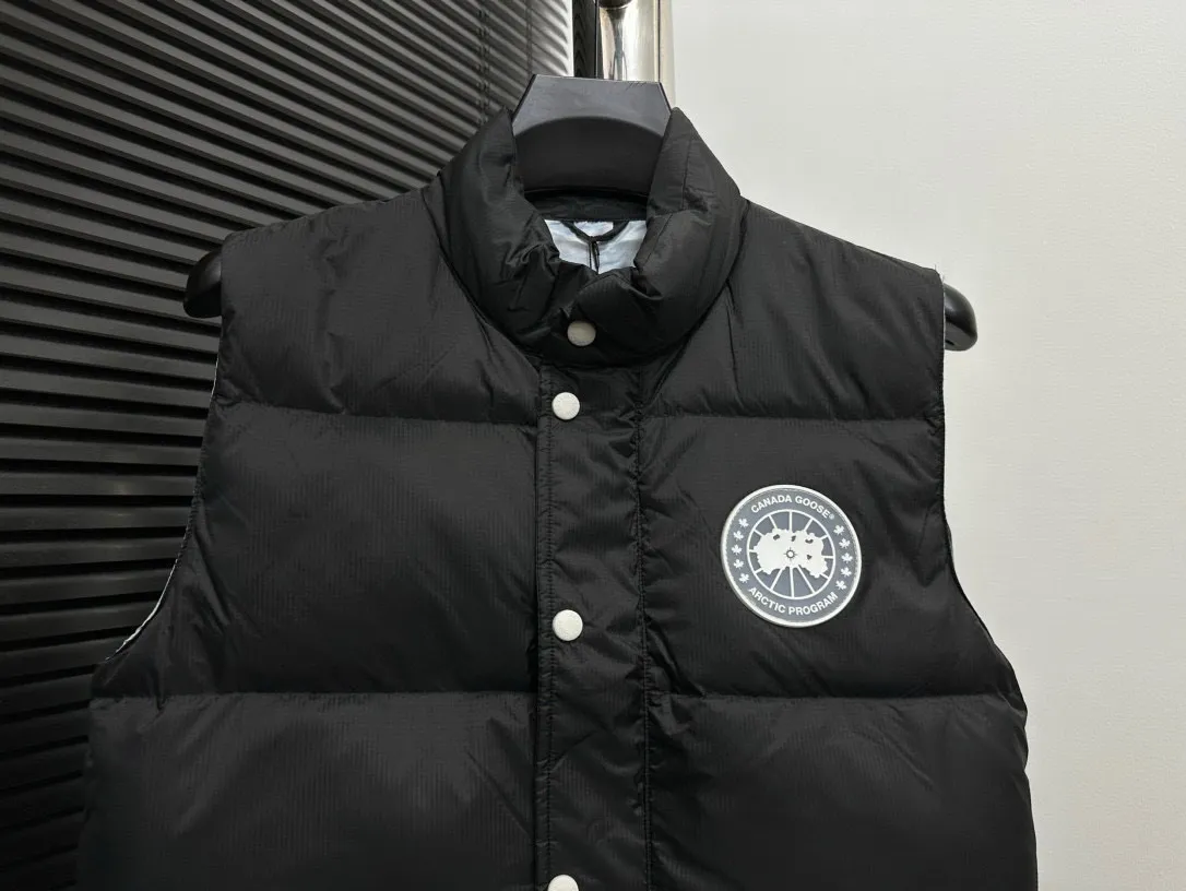 P480 [Canadagoose] Canada Goose White Label Glacier Down Vest Canada Goose's new "Northern Lights Series" down vest Canada Goose's new "Northern Lights" Northern Lights White Label down vest is now available! The light and layered colors give people the feeling of being trapped in the mist around icebergs and glaciers. It can be said to be very dreamy! Original YKK zipper, Size:XS-XXL